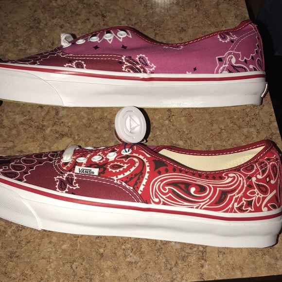 NIB Men’s Vans Bandana Sneakers - Picture 4 of 9